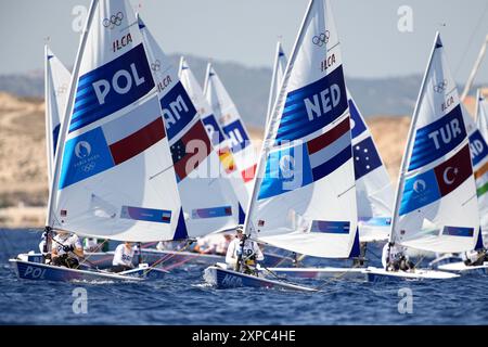 Paris, Frankreich. August 2024. Marseille, Frankreich. August 2024. MARSEILLE: Matrose Marit Bouwmeester (m) im Einsatz während der ILCA 6 Flottenrennen bei den Olympischen Spielen. ANP SANDER KONING Credit: ANP/Alamy Live News Credit: ANP/Alamy Live News Stockfoto