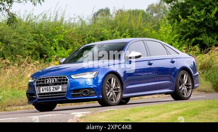 Whittlebury, Norhants, Großbritannien - 4. August 2024. 2015 blaues Audi A6 Auto auf britischer Landstraße Stockfoto