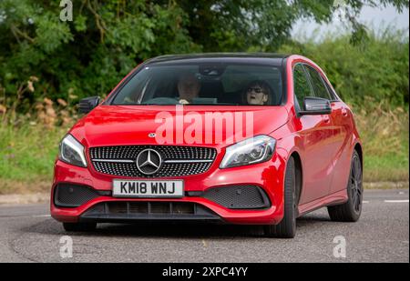 Whittlebury, Norhants, Großbritannien - 4. August 2024. Rot 2018 Mercedes Benz Ein 200 AMG-Linienwagen der Klasse A, der auf einer britischen Landstraße fährt Stockfoto