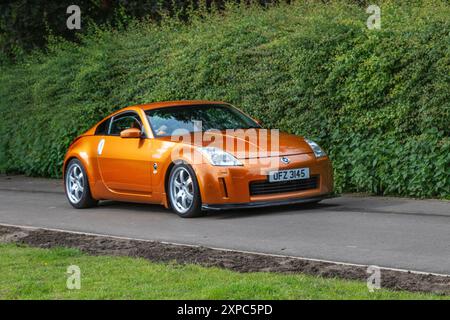 2005 Orange Nissan 350Z V6 Car Coupé Benzinmotor 3498 ccm; Ankunft in Worden Park Motor Village für das Leyland Festival, Großbritannien Stockfoto