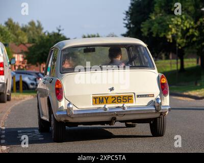 Milton Keynes, UK - 3. August 2024: 1968 weißer Morris 1300 Oldtimer auf einer britischen Straße Stockfoto