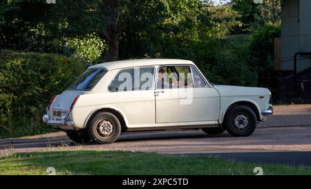 Milton Keynes, UK - 3. August 2024: 1968 weißer Morris 1300 Oldtimer auf einer britischen Straße Stockfoto