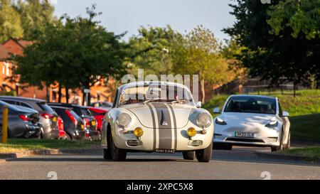 Milton Keynes, Großbritannien - 3. August 2024: Porsche 356C Coupé 1965 auf britischer Straße Stockfoto