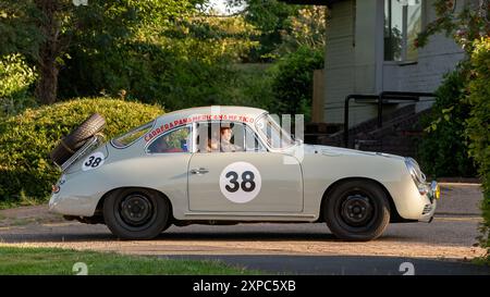 Milton Keynes, Großbritannien - 3. August 2024: Porsche 356C Coupé 1965 auf britischer Straße Stockfoto