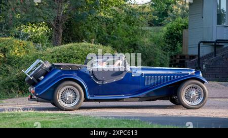 Milton Keynes, UK - 3. August 2024: 2006 blauer NG TF Kit Car, der auf einer britischen Straße fährt Stockfoto