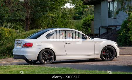 Milton Keynes, UK - 3. August 2024: 2010 weißer BMW 120d m Sportdieselmotor auf einer britischen Straße Stockfoto