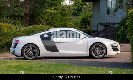 Milton Keynes, Großbritannien - 3. August 2024: 2012 weißer Audi R8-Wagen auf einer britischen Straße Stockfoto