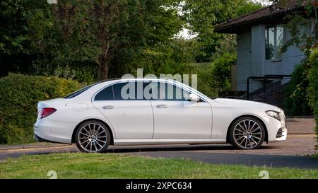 Milton Keynes, Großbritannien - 3. August 2024: 2018 weißer Mercedes Benz e 220 d AMG Linedieselmotor, der auf einer britischen Straße fährt Stockfoto