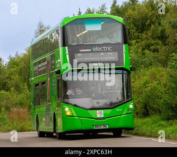 Whittlebury, Norhants, Großbritannien - 4. August 2024. 2024 Wrightbus Streetdeck Electroliner Elektrobus, der auf einer britischen Landstraße fährt Stockfoto