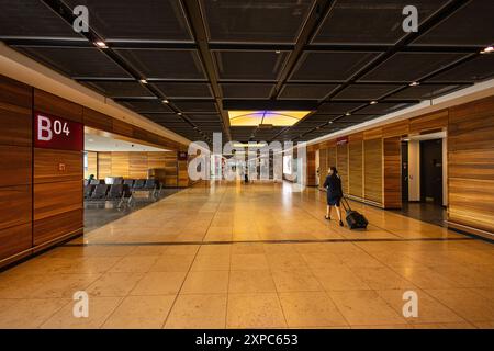 BERLIN, DEUTSCHLAND - 3. AUGUST 2024: Flur zu den Toren des Flughafens Berlin Brandenburg BER Stockfoto