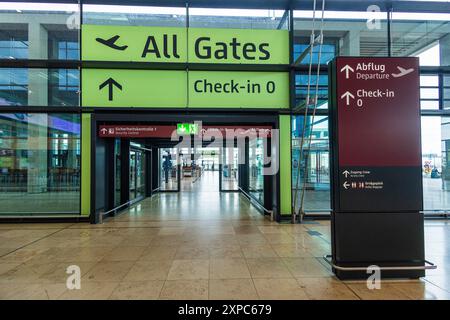 BERLIN, DEUTSCHLAND - 3. AUGUST 2024: Tür führt zu allen Toren des internationalen Flughafens Berlin Brandenburg Stockfoto