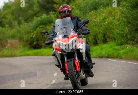 Whittlebury, Norhants, Großbritannien - 4. August 2024. 2023 rotes Ducati Multistrada V4 Rallye-Motorrad auf einer britischen Landstraße Stockfoto