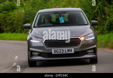 Whittlebury, Norhants, Großbritannien - 4. August 2024. 2023 graues Skoda Fabia Auto, das auf einer britischen Landstraße fährt Stockfoto