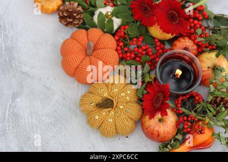 Stillleben im Herbst mit vogelbeeren, Tannenzapfen, Kürbissen und Kerzen. Farbenfrohes Herbstfoto. Stockfoto