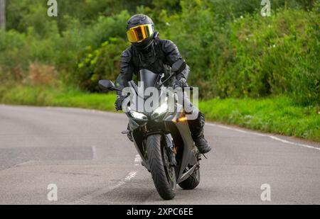 Whittlebury, Norhants, Großbritannien - 4. August 2024. 2021 Honda CBR 650 RA-M Motorrad auf einer britischen Landstraße Stockfoto