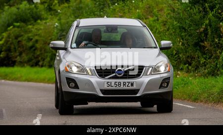 Whittlebury, Norhants, Großbritannien - 4. August 2024. 2009 silbernes Volvo XC60 Auto auf einer britischen Landstraße Stockfoto