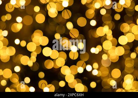 Weihnachten und Neujahr Hintergrund von unscharfen, verschwommenen goldenen Blinker Lichter, Bokeh Dekoration Lichter, abstrakt, DOF Stockfoto