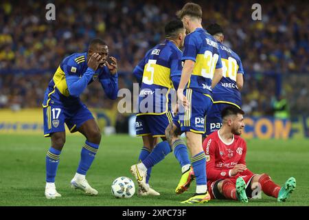 Buenos Aires, Argentinien. August 2024. Der peruanische Verteidiger Luis Advincula (L) der Boca Juniors ist während des Argentine Professional Football League Turniers 2024 (Cesar Luis Menotti) gegen Barracas Central im La Bombonera Stadion in Buenos Aires am 4. August 2024 aktiv. Quelle: Alejandro Pagni/Alamy Live News Stockfoto