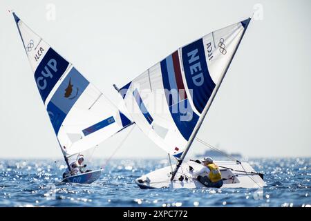 Paris, Frankreich. August 2024. Marseille, Frankreich. August 2024.MARSEILLE - Sailor Marit Bouwmeester (r) im Einsatz während der ILCA 6 Flottenrennen bei den Olympischen Spielen. ANP SANDER KONING Credit: ANP/Alamy Live News Credit: ANP/Alamy Live News Stockfoto