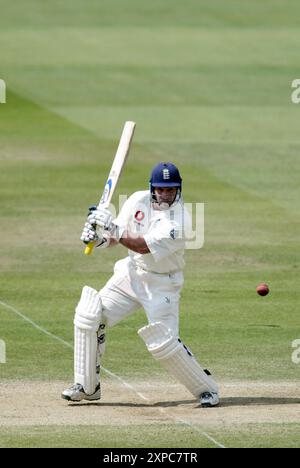 24. Mai 2004: Der englische Schlagmann GRAHAM THORPE schlug während des zweiten Innings in England. England gegen Neuseeland, 1. NPower-Test, Lords. England gewann das Spiel mit 7 Wickets Foto: Neil Tingle/Action Plus...Cricket 040524 Batting Stockfoto