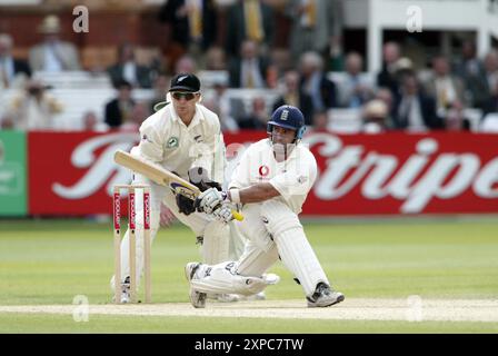 24. Mai 2004: Der englische Schlagmann GRAHAM THORPE schlug während des zweiten Innings in England. England gegen Neuseeland, 1. NPower-Test, Lords. England gewann das Spiel mit 7 Wickets Foto: Neil Tingle/Action Plus...Cricket 040524 Batting Stockfoto