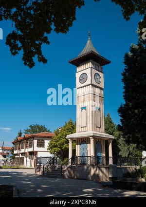 Kütahya, Türkei - 25. September 2023: Historischer Uhrenturm im aserbaidschanischen Park. Touristisch schöne Städte der Türkei. Stockfoto