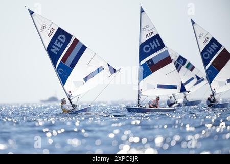 Paris, Frankreich. August 2024. Marseille, Frankreich. August 2024.MARSEILLE - Sailor Marit Bouwmeester (l) im Einsatz während der ILCA 6 Flottenrennen bei den Olympischen Spielen. ANP SANDER KONING Credit: ANP/Alamy Live News Credit: ANP/Alamy Live News Stockfoto