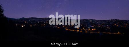 Nachtansicht auf die Stadt Bilecik. Der Milchstraßenhimmel über der Stadt. Kleine anatolische Stadt in der Türkei. Stockfoto