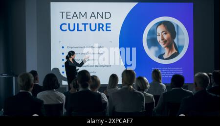 Firmenveranstaltung: Weibliche CEO der Kaukasischen Frau präsentiert Kollegen oder Investoren im Konferenzraum des innovativen Startup Office. Erfolgreicher Sprecher Spricht Über Geschäftsvision Und Mission. Stockfoto