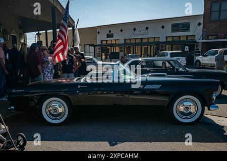 Gulfport, MS - 01. Oktober 2023: Hochperspektivische Seitenansicht eines Ford Thunderbird Cabriolets aus dem Jahr 1955 auf einer lokalen Autoshow. Stockfoto