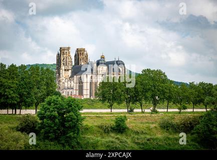 Herrliche Sicht auf die Kathedrale von Toul von der Brücke über die Mosel Stockfoto