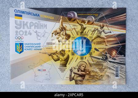 Olympia-Mannschaft der Ukraine 2024. Nationales Olympisches Komitee. Briefmarke zu Ehren von Sportwettbewerben in Frankreich. Stempelblock. Ukrposhta. Ukraine, Kiew - 26. Juli 2024 Stockfoto