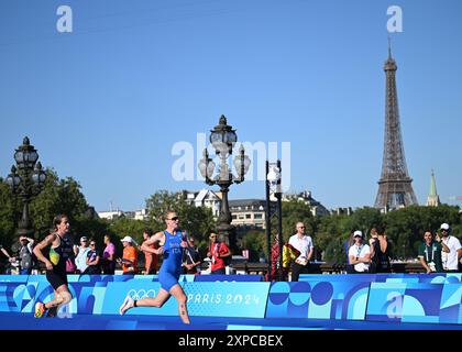 Paris, Frankreich. August 2024. Die Athleten treten während des gemischten Staffeltriathlons bei den Olympischen Spielen 2024 in Paris am 5. August 2024 an. Quelle: He Canling/Xinhua/Alamy Live News Stockfoto