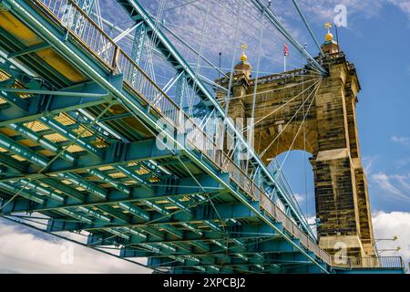 Abschnitt der historischen Roebling Suspension Bridge über den Ohio River in der Innenstadt von Cincinnati Stockfoto