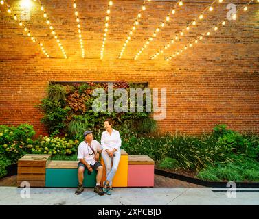 Ein älteres Paar, das einen Abend in einer malerischen Gasse im OTR-Bezirk von Cincinnati, Ohio, genießt. Stockfoto