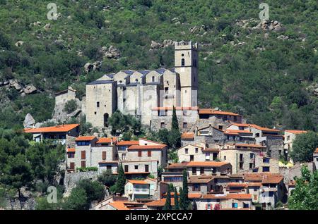 Das Dorf EUS in den Pyrenäen-Orientales, Frankreich. Das Dorf wird von der Kirche St. Vincent aus dem 17. Jahrhundert dominiert. Stockfoto