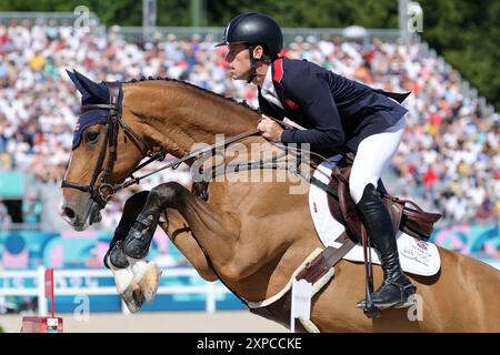 Paris, Frankreich. August 2024. Olympia, Paris 2024, Reitsport, Springreiten, Vorwettbewerb, Einzelperson, Qualifikation, der Brite Scott Brash fährt Jefferson durch den Kurs. Quelle: Rolf Vennenbernd/dpa/Alamy Live News Stockfoto