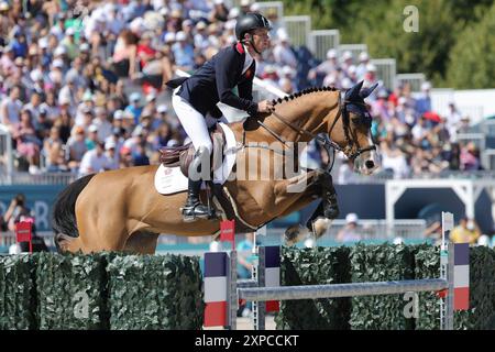 Paris, Frankreich. August 2024. Olympia, Paris 2024, Reitsport, Springreiten, Vorwettbewerb, Einzelperson, Qualifikation, der Brite Scott Brash fährt Jefferson durch den Kurs. Quelle: Rolf Vennenbernd/dpa/Alamy Live News Stockfoto