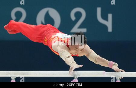 Paris, Frankreich. August 2024. Jingyuan Zou aus der Volksrepublik China tritt am Montag, den 5. August 2024, an den parallelen Bars bei den Olympischen Spielen 2024 in Paris auf. Foto: Pat Benic/UPI Credit: UPI/Alamy Live News Stockfoto