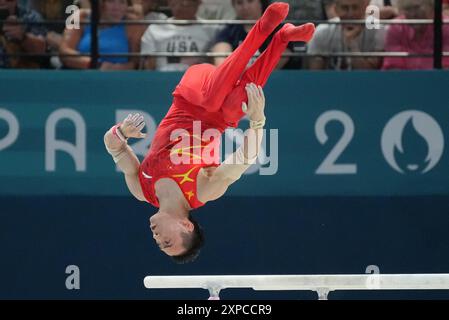 Paris, Frankreich. August 2024. Jingyuan Zou aus der Volksrepublik China tritt am Montag, den 5. August 2024, an den parallelen Bars bei den Olympischen Spielen 2024 in Paris auf. Foto: Pat Benic/UPI Credit: UPI/Alamy Live News Stockfoto