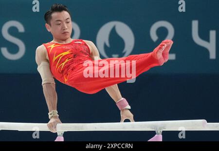 Paris, Frankreich. August 2024. Jingyuan Zou aus der Volksrepublik China tritt am Montag, den 5. August 2024, an den parallelen Bars bei den Olympischen Spielen 2024 in Paris auf. Foto: Pat Benic/UPI Credit: UPI/Alamy Live News Stockfoto