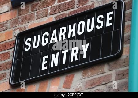 Aktenfoto vom 10/23 vom Sugarhouse Entry in der Waring Street in Belfast, das nach mehr als einem halben Jahrhundert offiziell wieder für die Öffentlichkeit geöffnet wurde. Es ist einer von 11 Beiträgen, die vom Stadtrat Belfast dank der Finanzierung durch das Department for Communities restauriert wurden. Ausgabedatum: Montag, 5. August 2024. Stockfoto