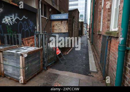 Aktenfoto vom 10/23 vom Sugarhouse Entry in der Waring Street in Belfast, das nach mehr als einem halben Jahrhundert offiziell wieder für die Öffentlichkeit geöffnet wurde. Es ist einer von 11 Beiträgen, die vom Stadtrat Belfast dank der Finanzierung durch das Department for Communities restauriert wurden. Ausgabedatum: Montag, 5. August 2024. Stockfoto