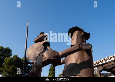 Metallfiguren der Hauptfiguren des spanischen Romans Don Quijote de la Mancha auf der berühmten Don Quijote Route. Es geht um Don Quijote und Sancho Stockfoto