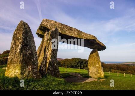 Der beeindruckende und geheimnisvolle neolithische Dolmen Pentra Ifan, der Wache in der walisischen Landschaft steht Stockfoto