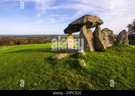 Der beeindruckende und geheimnisvolle neolithische Dolmen, Pentre Ifan, der Wache in der walisischen Landschaft steht Stockfoto