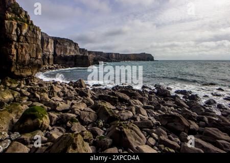 Die steilen Kalksteinklippen entlang der Küste von Pembrokeshire in Wales Stockfoto