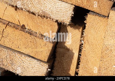 Gestapelte Holzbretter Nahaufnahme, Industrieholz als Baumaterial Stockfoto