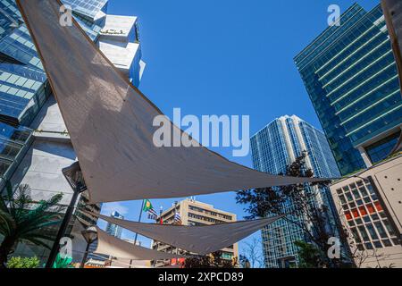 Blick auf Straßenebene auf die Kreuzung von West Georgia und Homer Street in Vancouver, Kanada Stockfoto