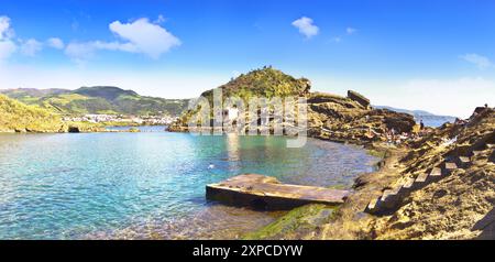Panorama vom Inneren der Insel Vila Franca do Campo vor der Küste der Insel Sao Miguel auf den Azoren, Portugal. Sehr beliebter Touristenort. Stockfoto
